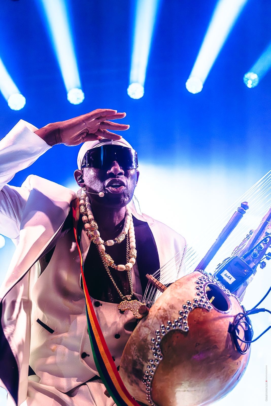 N’Faly Kouyaté, kora en majesté, sous les faisceaux